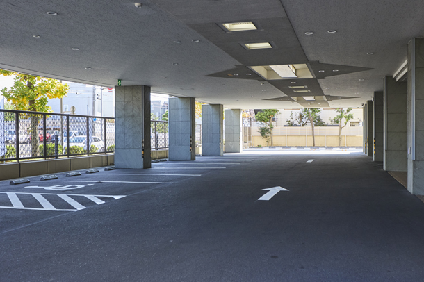 安心してご利用できる屋根付き駐車場