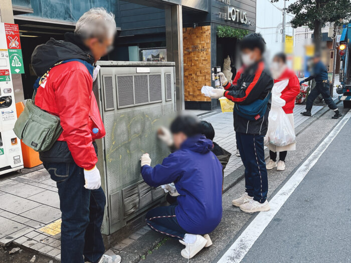 「川崎駅周辺落書き消し活動」に参加し、落書きけしをいたしました